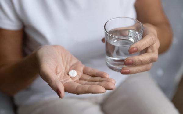 Czy po szczepieniu AstraZeneca warto profilaktycznie łykać aspirynę?